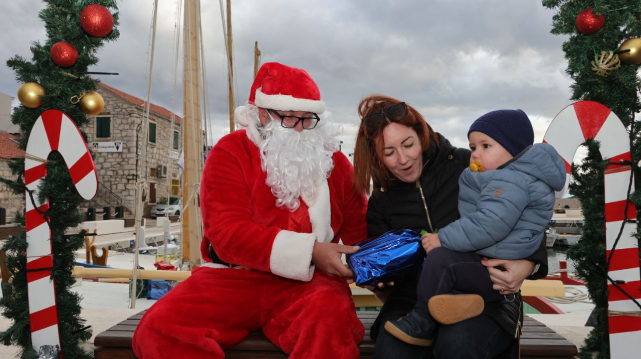 Djed Božićnjak darovao djecu u Općini Tisno