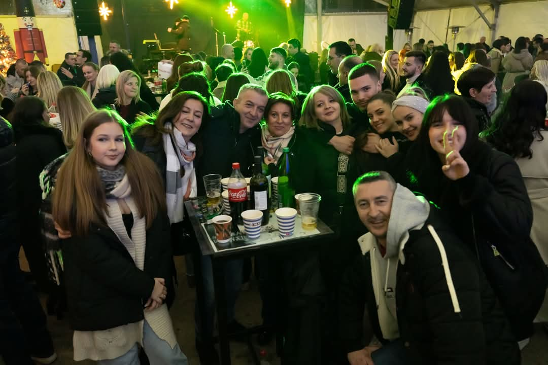 Krcato u šatoru: Adi Šoše oduševio Kninjane na Kraljevskom adventu