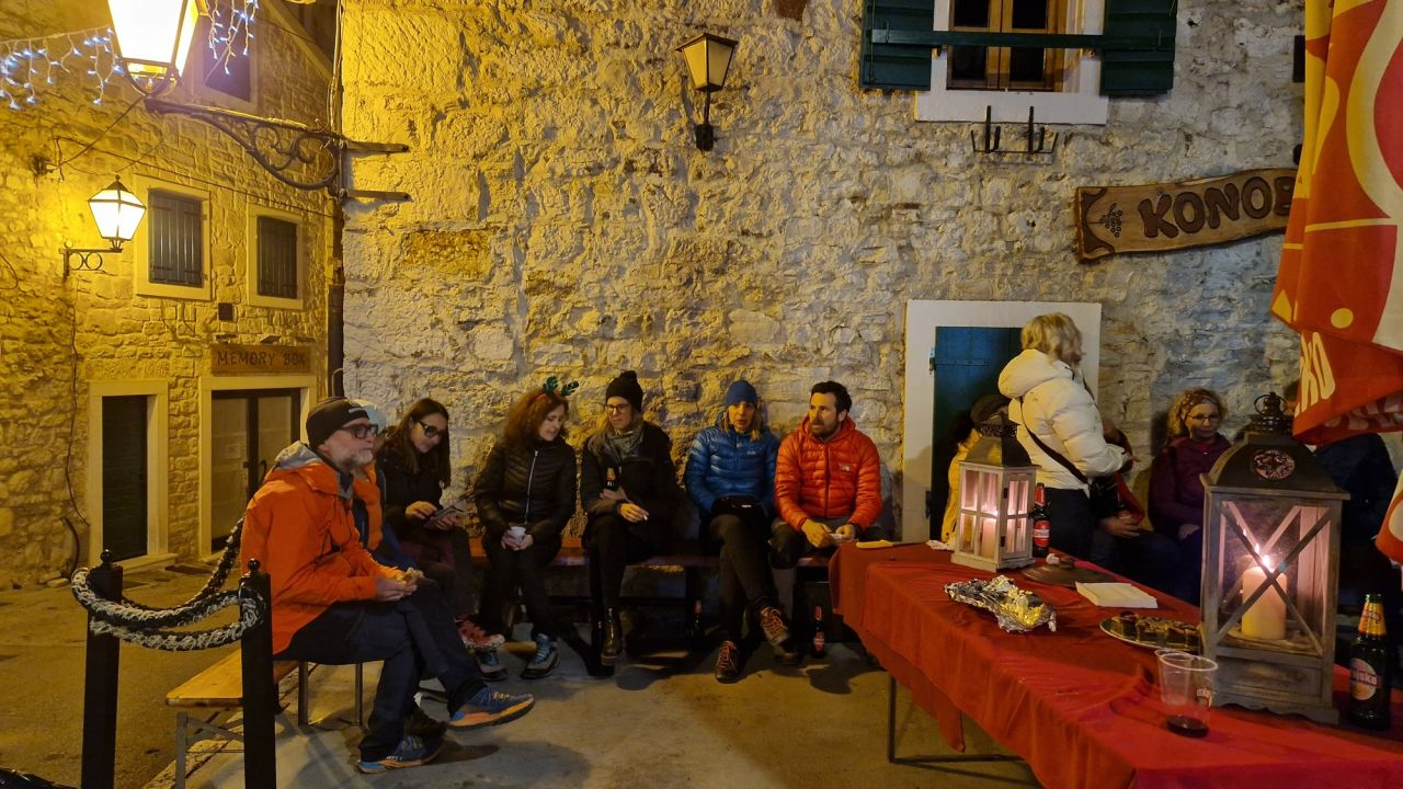 U režiji Vodiških piketaša održana noćna lagana planinarska šetnja po brdima