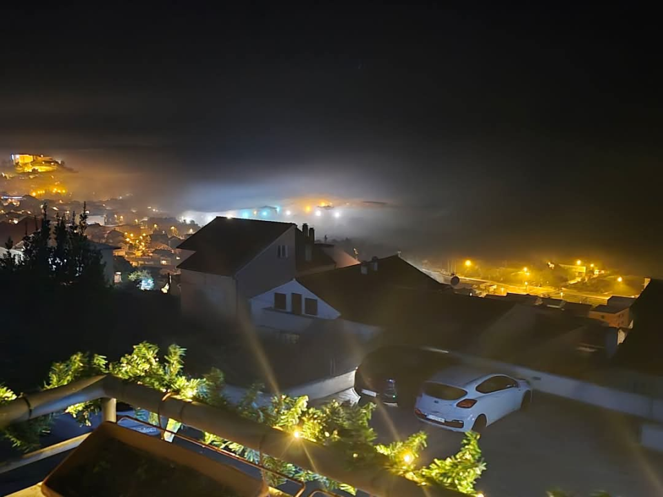 Gusta magla u gradu: Ovako trenutno izgleda pogled s Meteriza na Šibenik