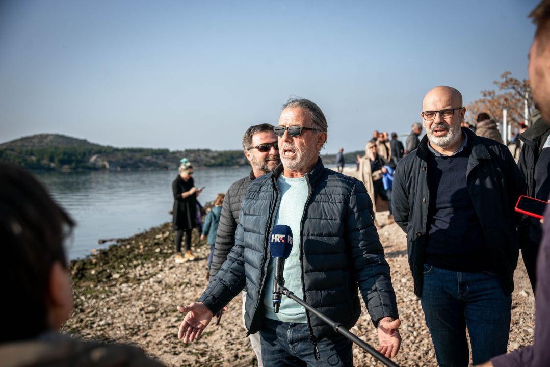 Na svega 8 stupnjeva na kupanje na Banju odvažila se 24 kupača: U zrak pustili golubove i u svijet poslali poruku mira