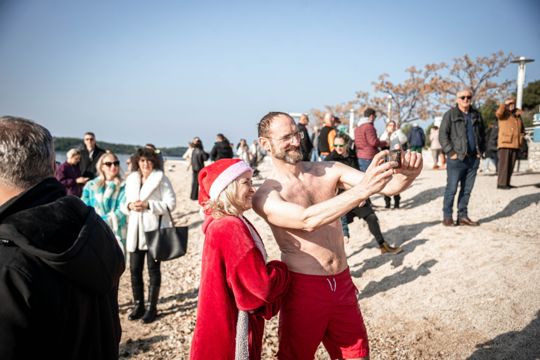 Na svega 8 stupnjeva na kupanje na Banju odvažila se 24 kupača: U zrak pustili golubove i u svijet poslali poruku mira