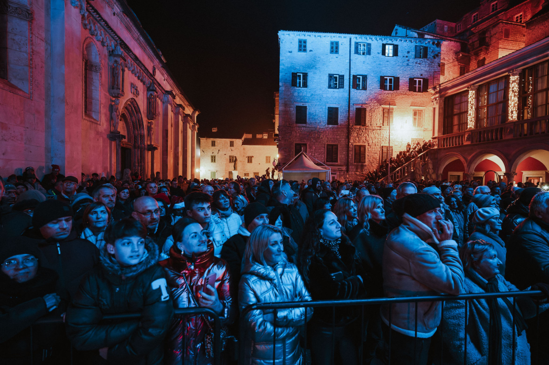 Šibenik 2025. dočekao u stilu: Plesalo se ispred dvije gradske pozornice!  