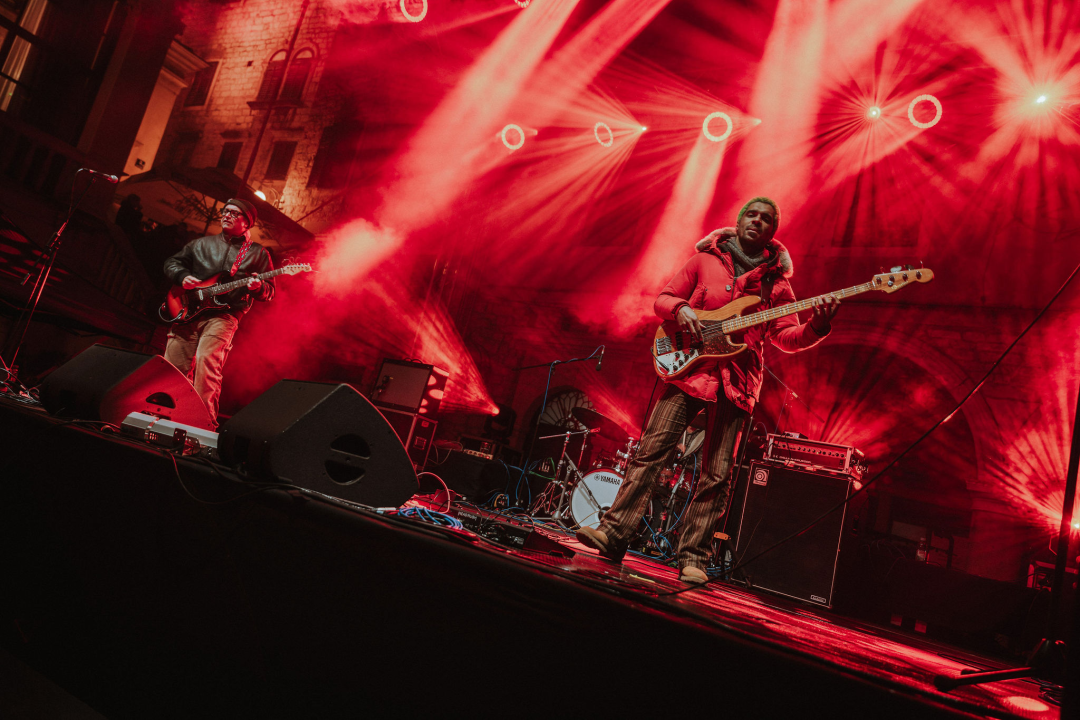 Šibenik 2025. dočekao u stilu: Plesalo se ispred dvije gradske pozornice!  