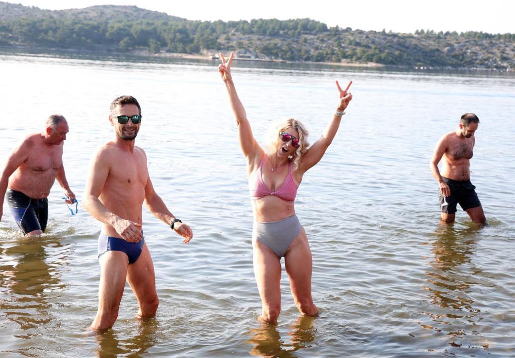 Na svega 8 stupnjeva na kupanje na Banju odvažila se 24 kupača: U zrak pustili golubove i u svijet poslali poruku mira