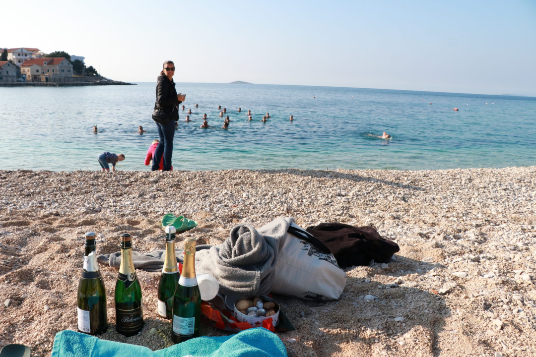 Hrabri primoštenski kupači nastavili tradiciju novogodišnje banjade