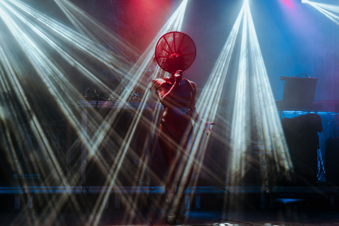 Maskirani Nipplepeople rasplesali sinoć Šibenačane u parku