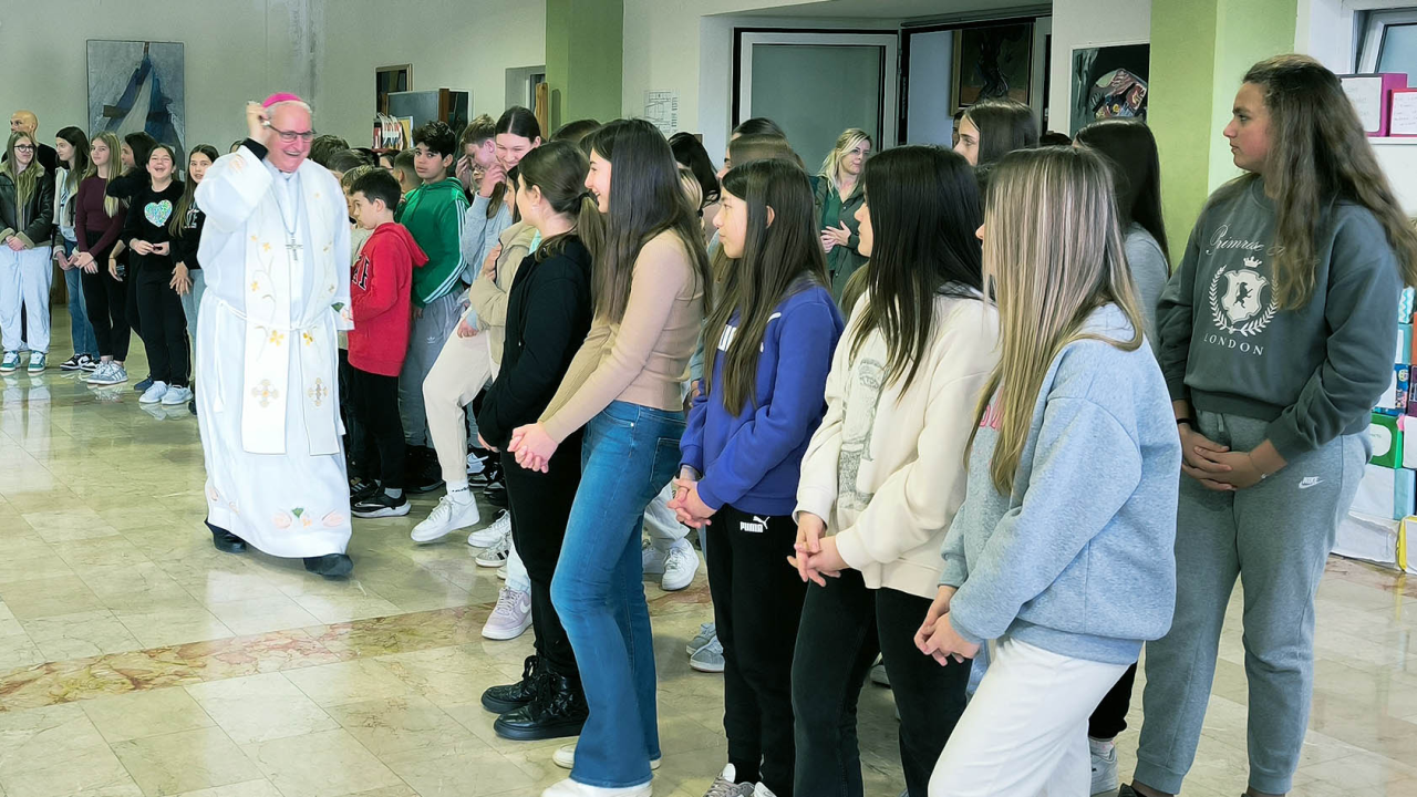 Biskup u Katoličkoj školi blagoslovio učenike, kuhinju i osoblje