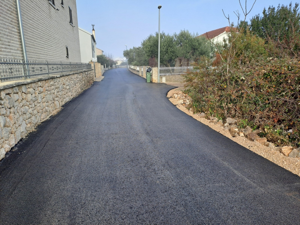 Grad Šibenik provodi manje projekte: U Raslini novi asfalt, u Crnici betonske stepenice