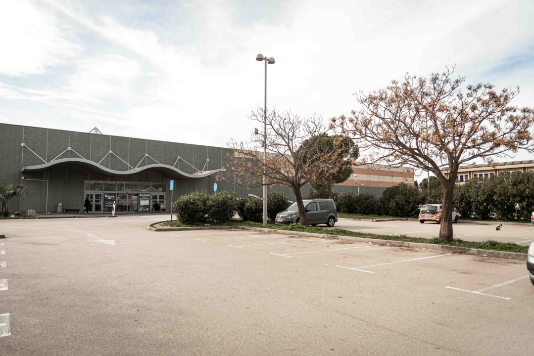 Parkirališta trgovačkih centara u Šibeniku zjape prazna, ali onaj ispred Kauflanda mogao bi vas zavarati