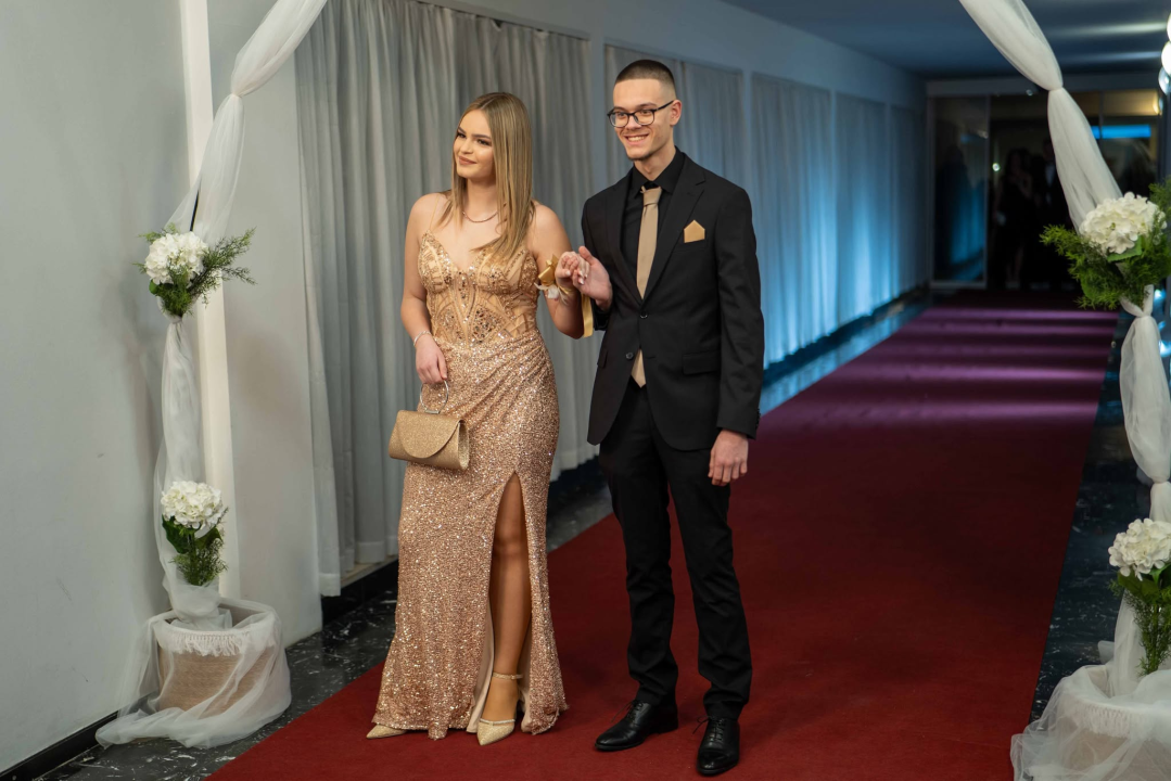 FOTOGALERIJA Zavirite na spektakularni Maturalni ples Ekonomske škole (1)