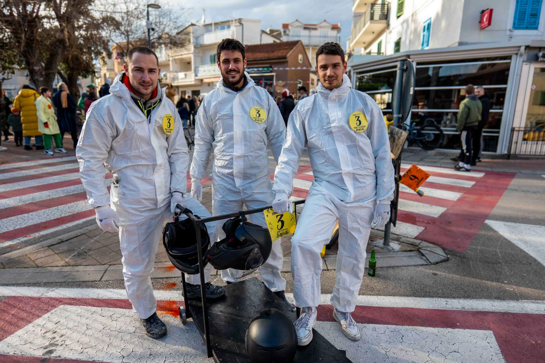 Smijeh i adrenalin zavladali vodičkim ulicama: Trka karića vratila se u velikom stilu