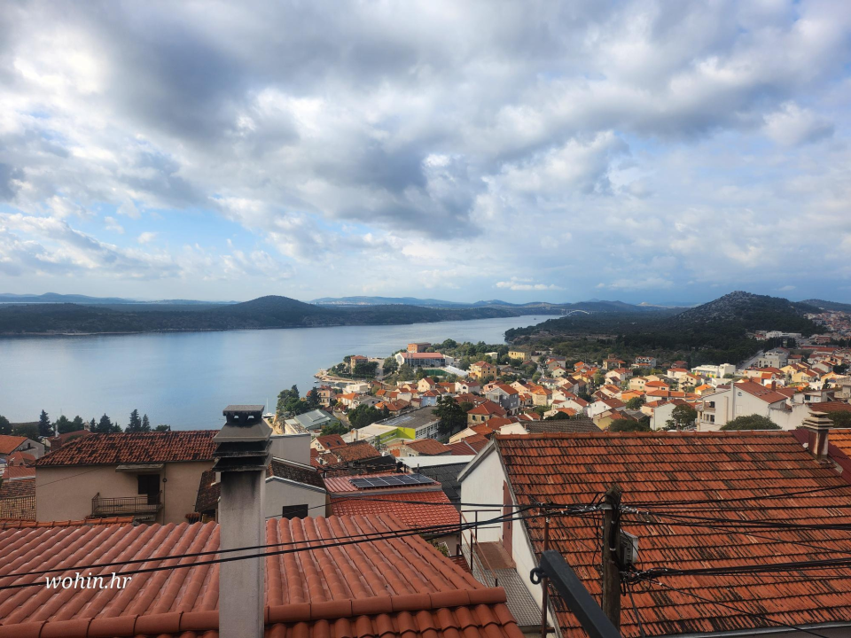 Prodaje se odmah useljiv trosoban stan s pogledom na Šibenski zaljev