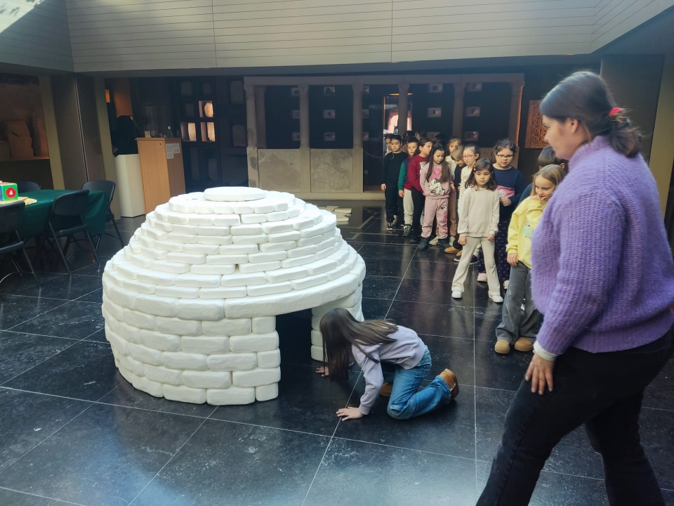 Mali meštri: Šibenski osnovnoškolci gradili bunju u Muzeju grada Šibenika 