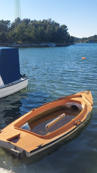 Napuštene brodice i krivolov ugrožavaju zaštićeni Morinjski zaljev