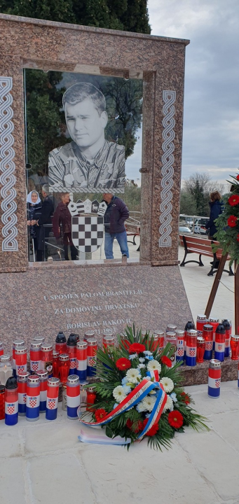 U Banjevcima otkriven spomenik junaku Domovinskog rata Borislavu Bakoviću