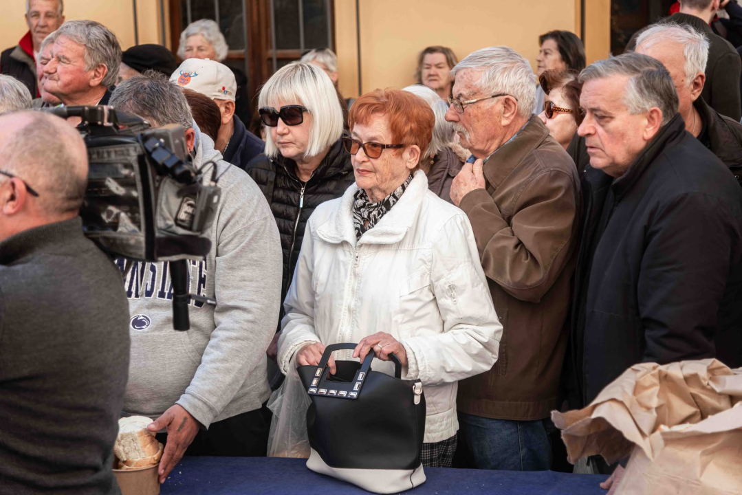 Vremenski uvjeti ovog puta idealni: Šibenski obrtnici građanima podijelili 1000 porcija bakalara
