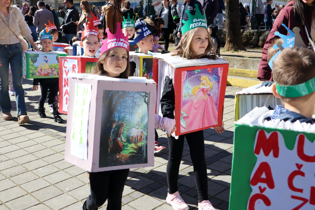 Vesela atmosfera: Velikoj maškaranoj povorci u Kninu pridružili se svi uzrasti