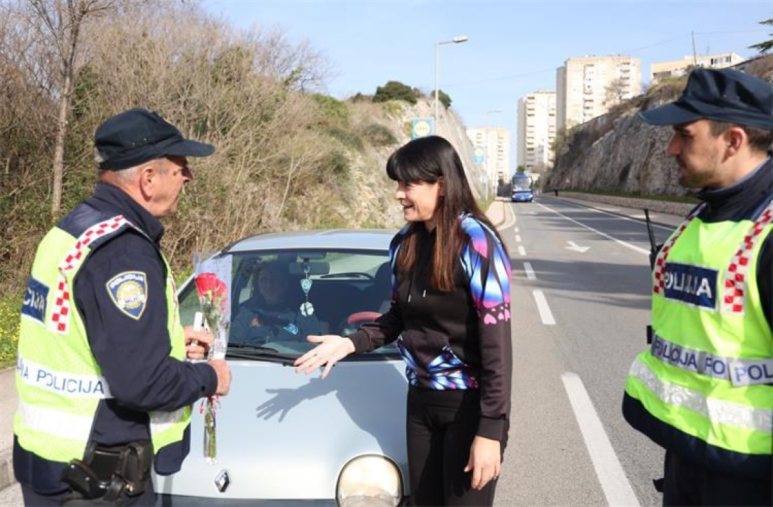 Šibenski policajci dijelili vozačicama ruže povodom Dana žena 