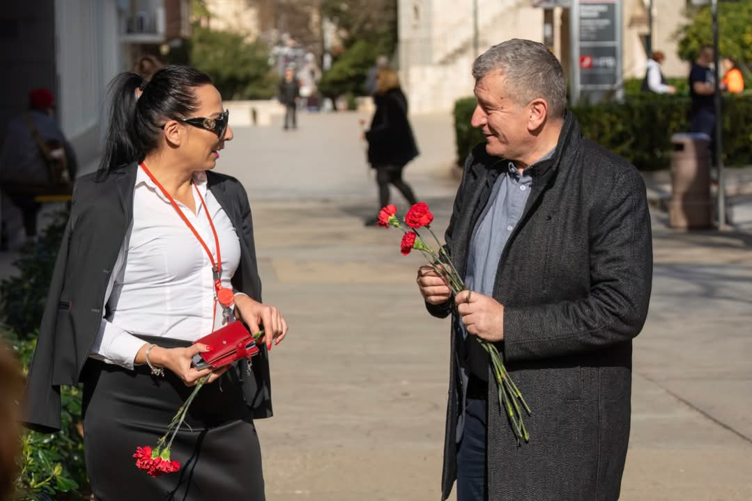 Šibenski SDP-ovci obilježili Dan žena podjelom karanfila