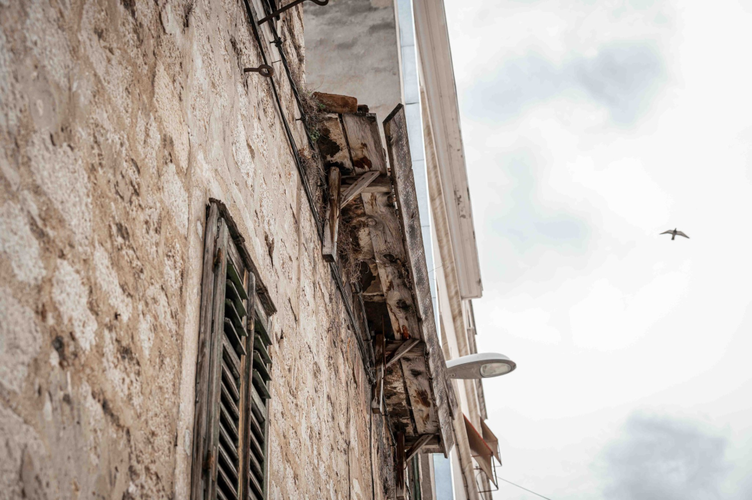 Opasnost za građane: Urušava se krov kuće kraj Konzuma nasuprot Starog pazara