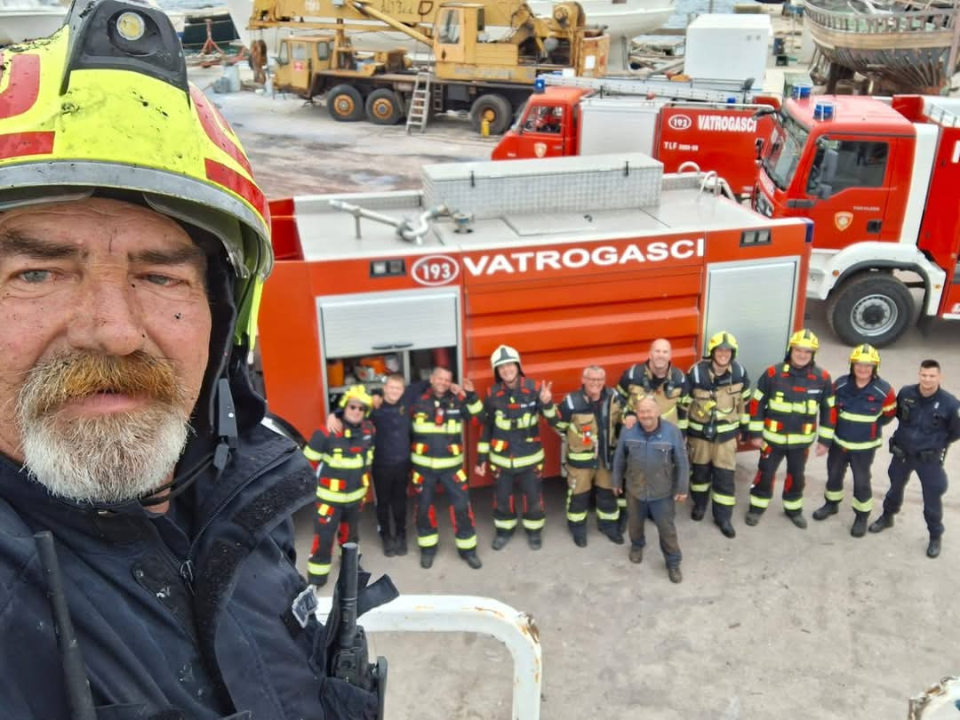 Vodički i tišnjanski vatrogasci gasili požar broda na Murteru