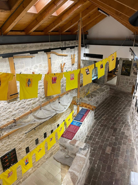 Školarci iz Tisnog i Murtera oslikanim majicama donijeli radost u betinski muzej