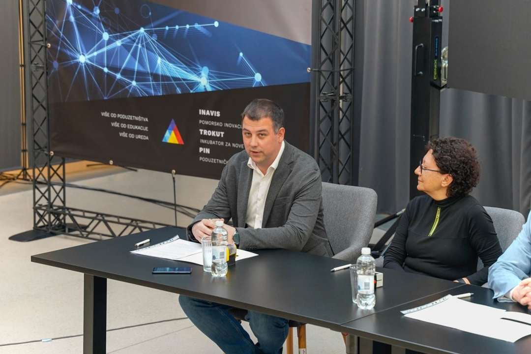 Željko Burić, ravnatelj Gimnazije i ravnateljica Nacionalne zaklade potpisali sporazum o suradnji