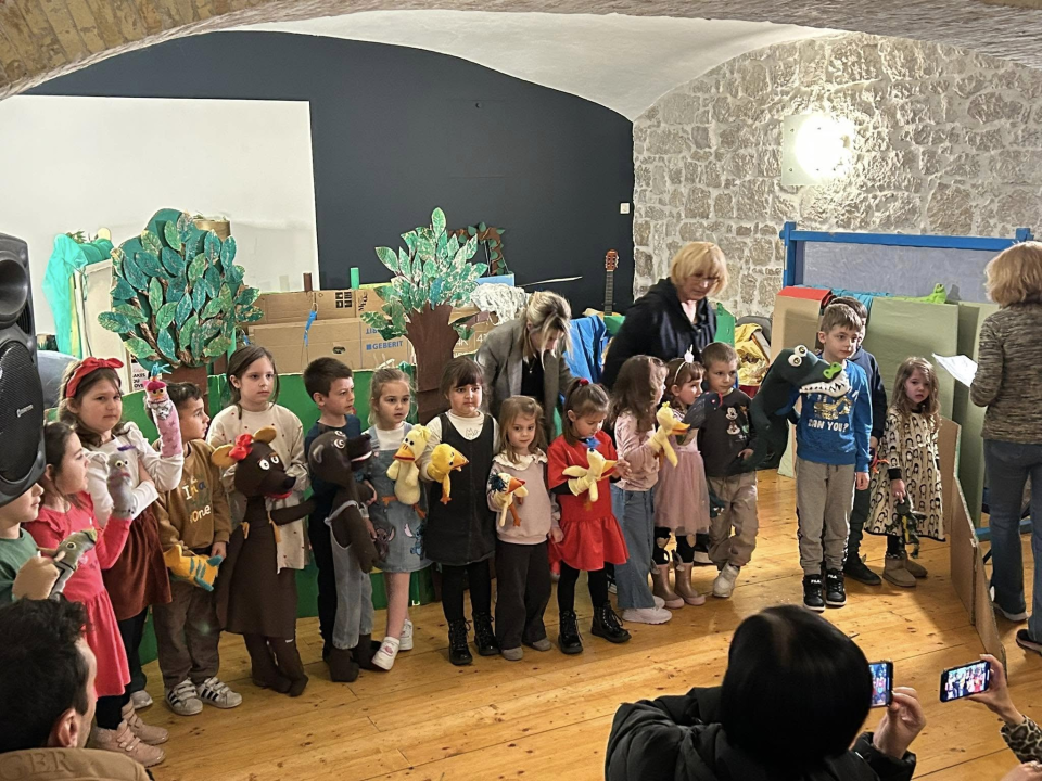 Mali lutkari iz šibenskih vrtića u Art podrumu održali smotru dječjih lutkarskih igrokaza