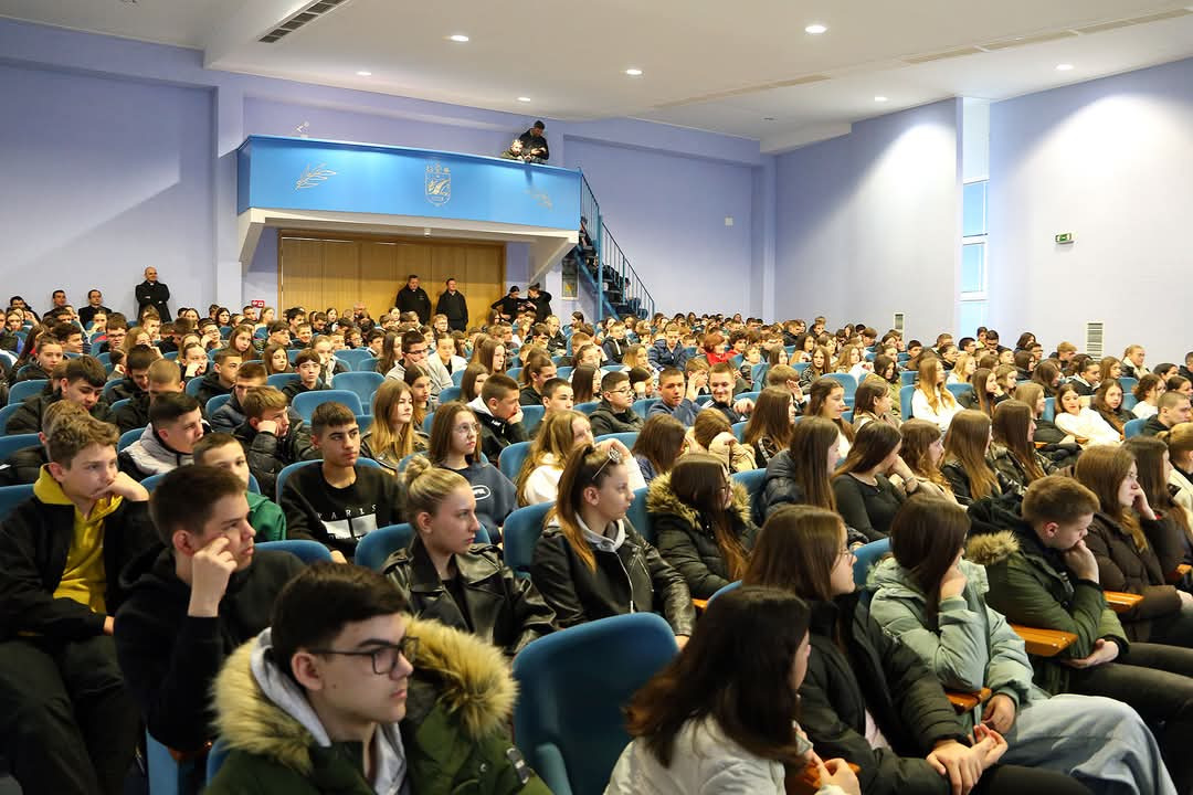 Više od 350 krizmanika Šibenske biskupije okupili se na susretu u Katoličkoj školi