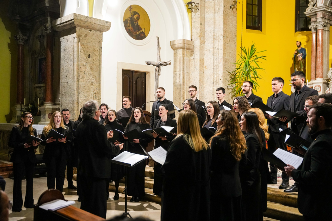 Pučki pivači KBF-a korizmenim napjevima u drniškoj Gospi od Ružarija očarali prisutne
