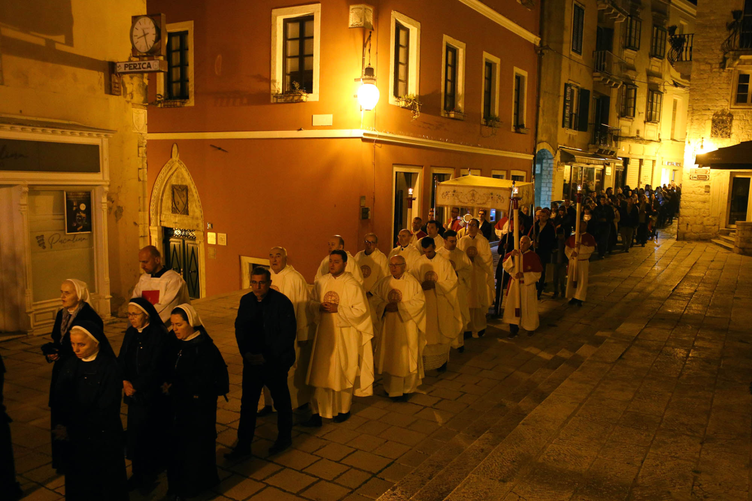 Misom u katedrali i procesijom do crkve Svetog Duha započelo trajno euharistijsko klanjanje