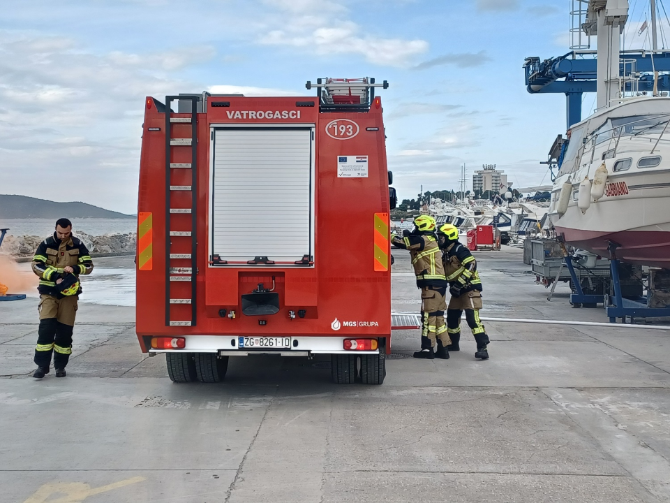 Požar u ACI marini Vodice: Djelatnici i vatrogasci zajedničkim snagama ugasili vatru