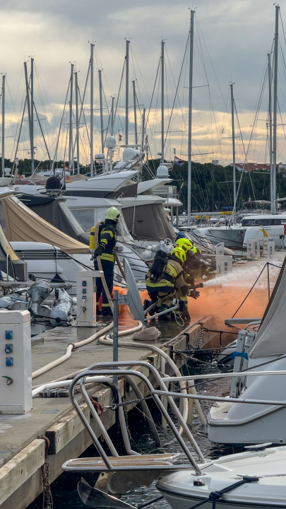Požar u ACI marini Vodice: Djelatnici i vatrogasci zajedničkim snagama ugasili vatru