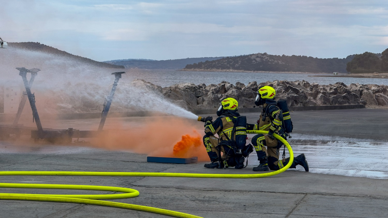 Požar u ACI marini Vodice: Djelatnici i vatrogasci zajedničkim snagama ugasili vatru