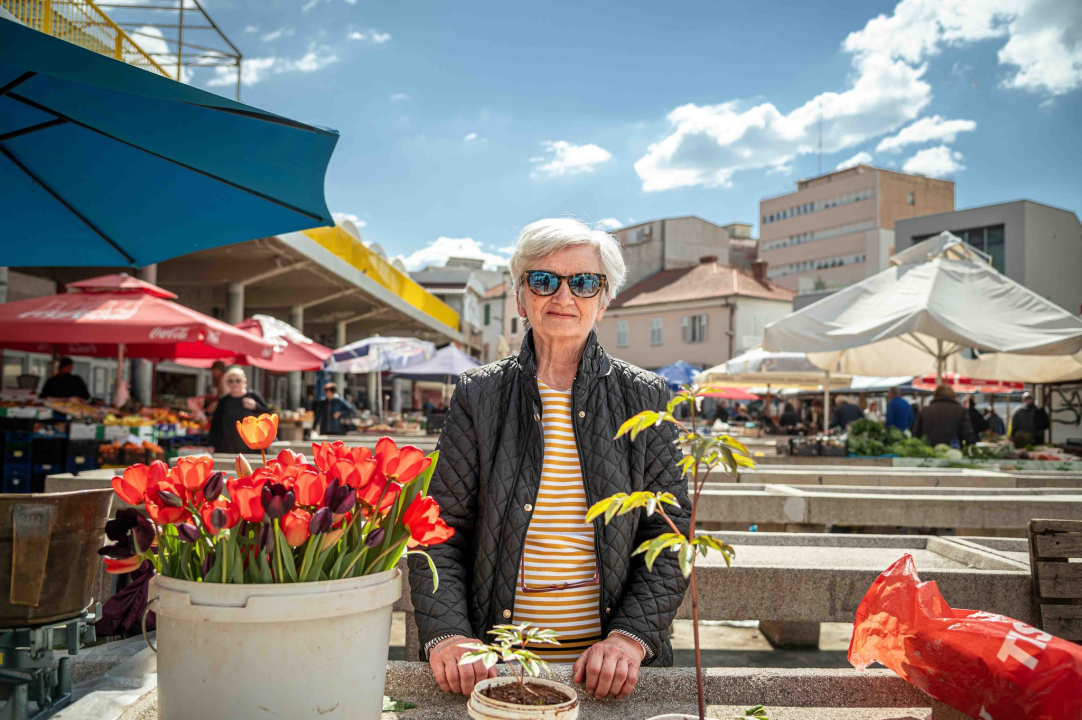 Radmila na pijaci prodaje tulipane, ali i ukrase sa šibenskim motivima
