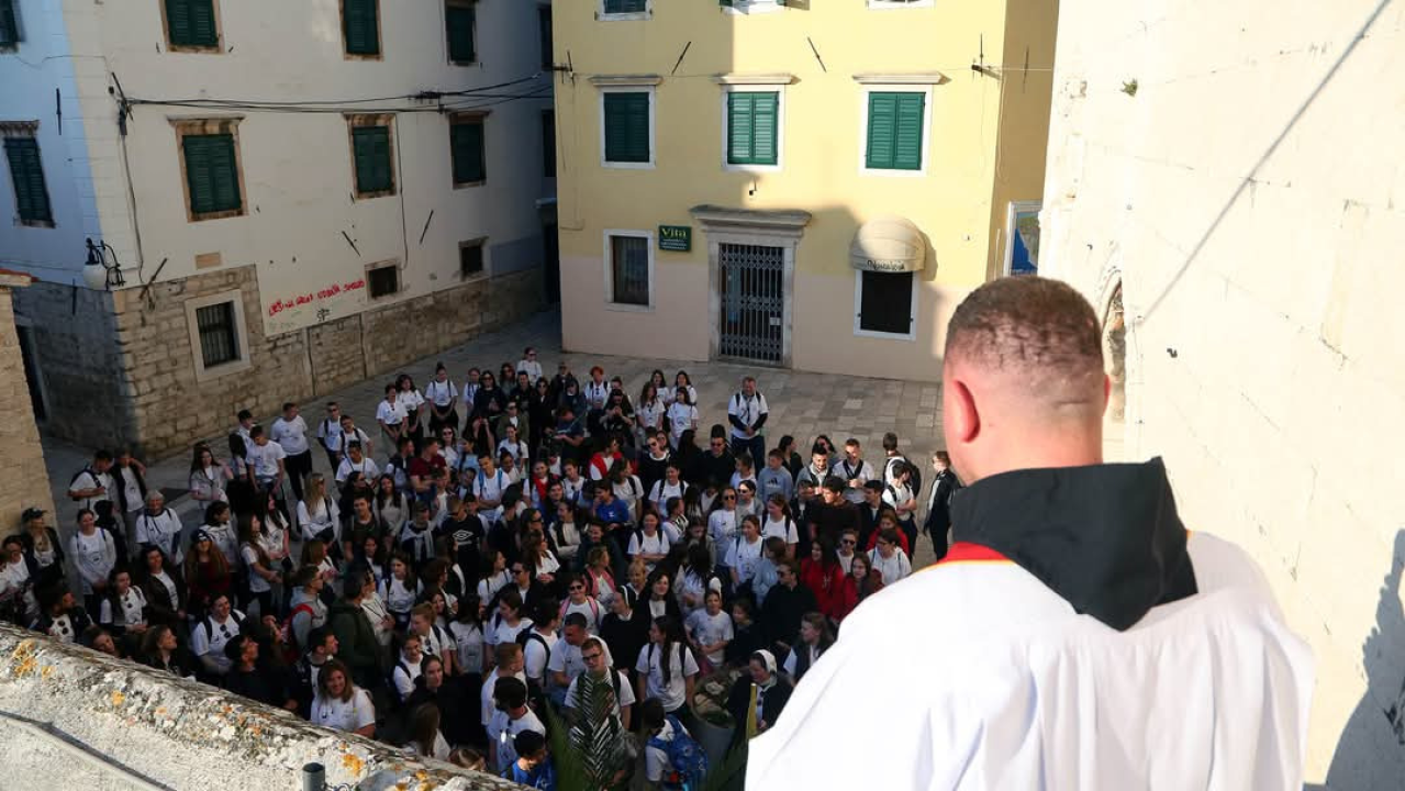 Mladi Šibenske biskupije hodočastili Križnim putem uoči Uskrsa