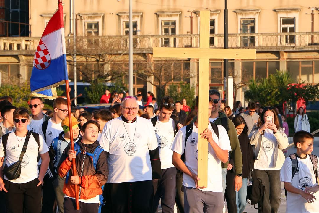 Mladi Šibenske biskupije hodočastili Križnim putem uoči Uskrsa