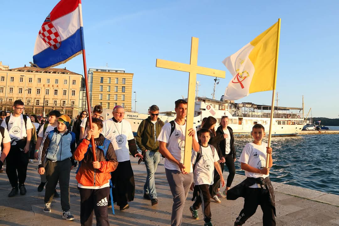 Mladi Šibenske biskupije hodočastili Križnim putem uoči Uskrsa