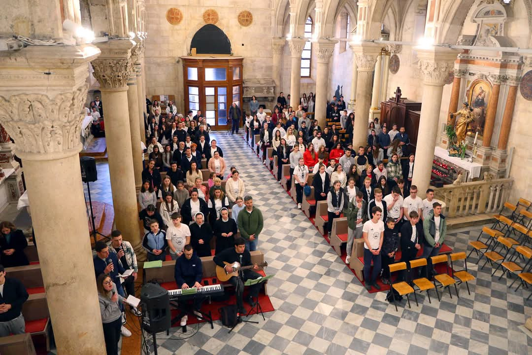 Mladi Šibenske biskupije hodočastili Križnim putem uoči Uskrsa