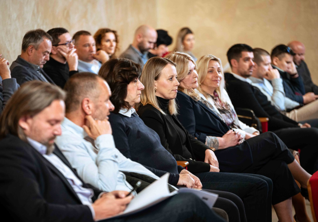 FOTO Misterij, drhtanje glasa, psihijatri: ‘Ugovor o energani na Bikarcu može se dobiti i kod malog Željka’