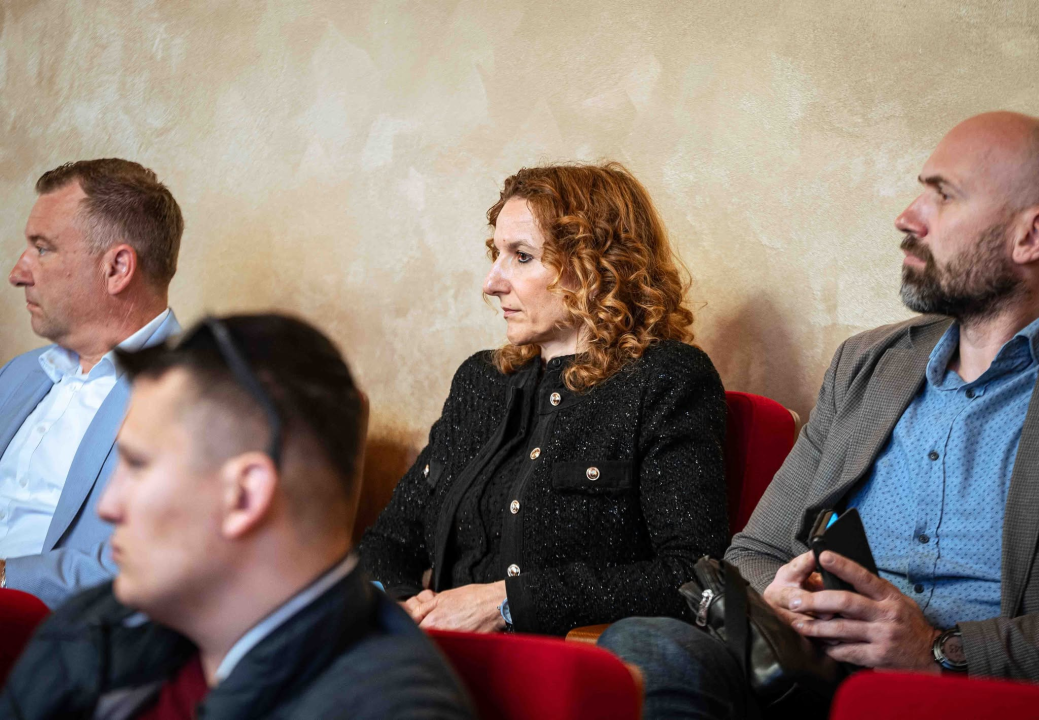 FOTO Misterij, drhtanje glasa, psihijatri: ‘Ugovor o energani na Bikarcu može se dobiti i kod malog Željka’