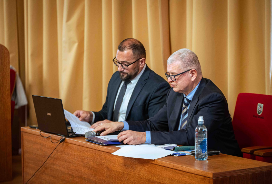 FOTO Misterij, drhtanje glasa, psihijatri: ‘Ugovor o energani na Bikarcu može se dobiti i kod malog Željka’