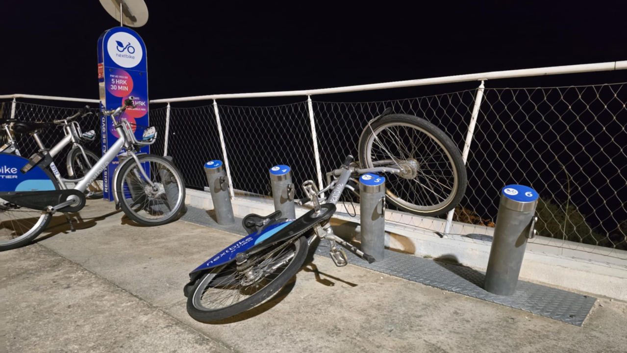 FOTO Javne bicikle na Banju 'parkirane' u parku, u jarku, nabijene na stup...