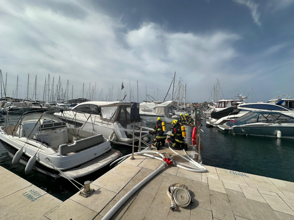 Vatrogasci u Marini Tribunj zajedničkim snagama profesionalno ugasili požar
