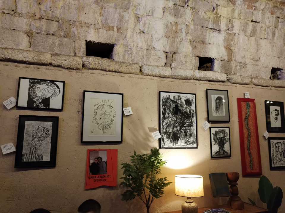 Zvonimir Vila i njegovi 'Vilenjaci' napunili Azimut: Otvorena izložba radova djece iz Centra 'Šubićevac'