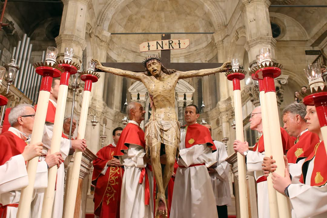 Obredi Velikog petka u Šibeniku: Održana tradicionalna procesija i molitva u katedrali