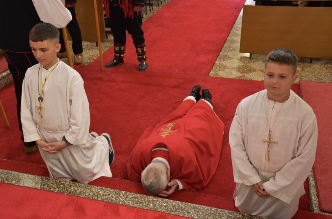 Župljani Marijina Uznesenja i ove godine uprizorili čuvanje Kristova groba