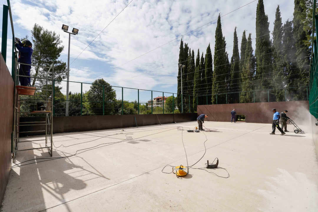 Postavljanje nove ograde, podloge, mreže za golove.. Započeli radovi na igralištu u Rasadniku