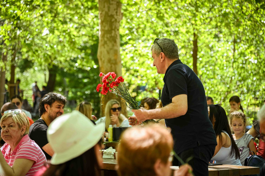 FOTO SDP-ovci dijelili karanfile u NP Krka: 'Ovo je dan kada uzimamo predah i koji nas podsjeća na radničku solidarnost'